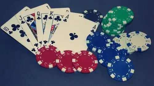 Kompetisi esports dengan semangat tinggi para pemain muda